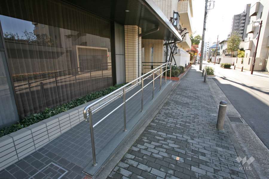 エントランスアプローチはスロープがあります。
