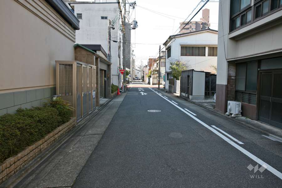 敷地北側の前面道路（東側から）