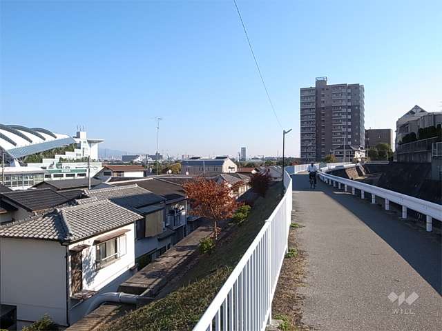 すぐ北側には阪神競馬場があります。