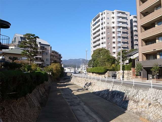 敷地南側には小仁川が流れています。