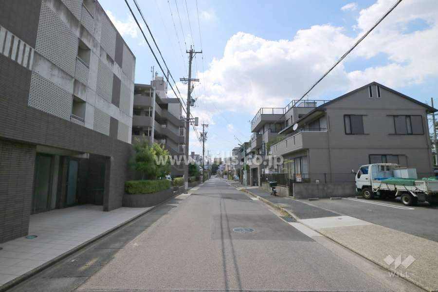 敷地北側の前面道路（東側から）