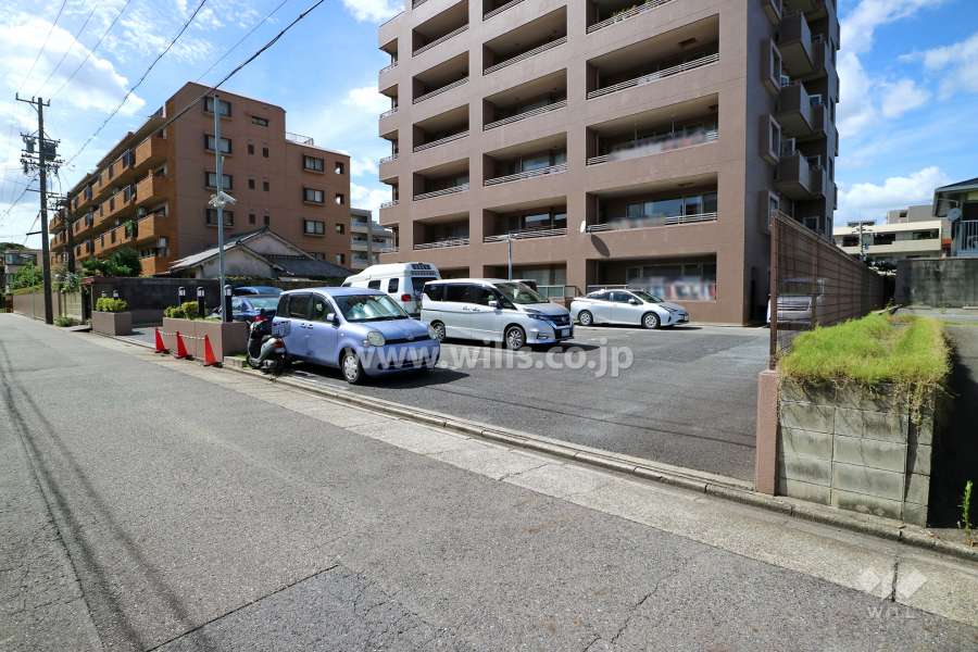 駐車場出入り口 