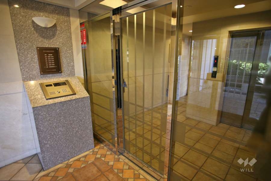 エントランスはオートロック付きです。