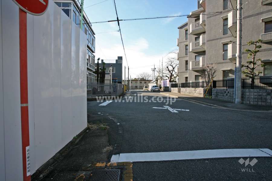 敷地南側の前面道路(東側から)