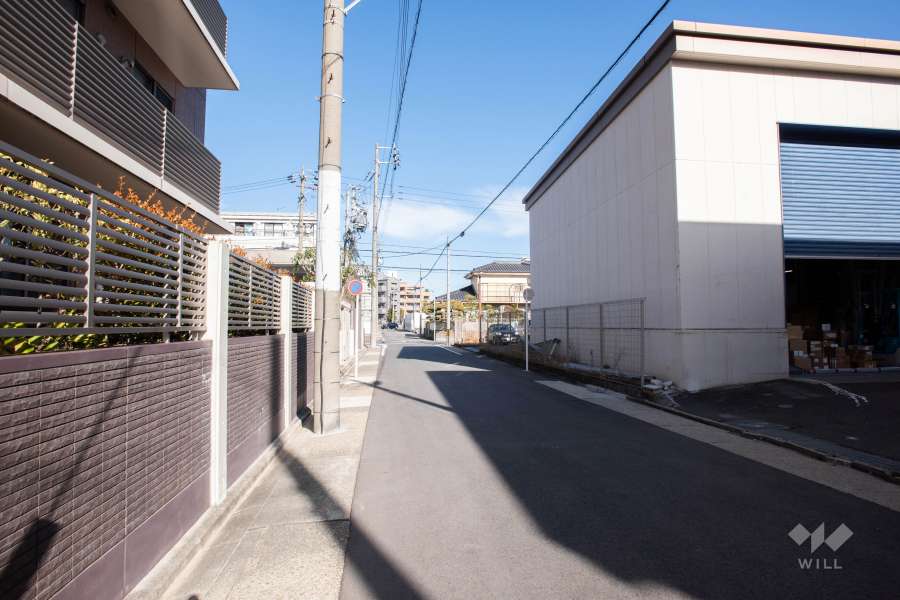 敷地東側の前面道路（南側から）