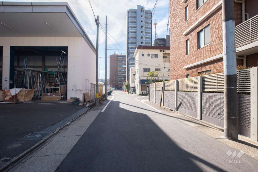 敷地東側の前面道路（北側から）