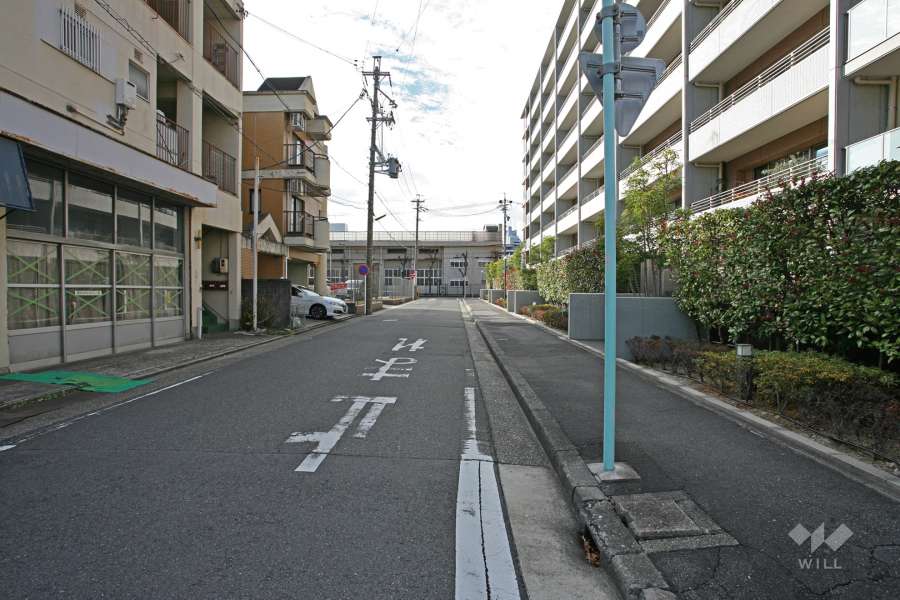 敷地南側の前面道路（東側から）