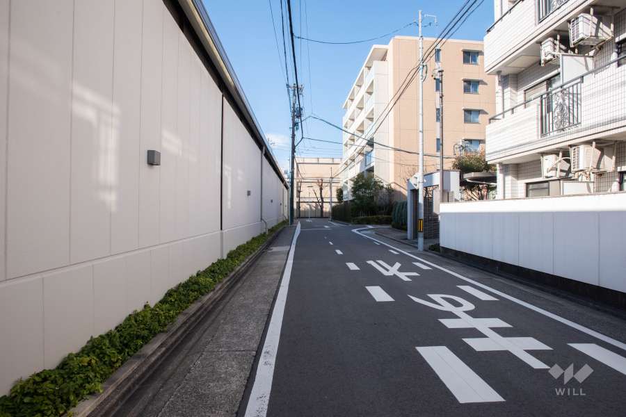 敷地北側の前面道路（東側から）