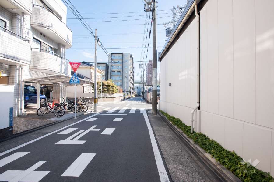 敷地北側の前面道路（西側から）