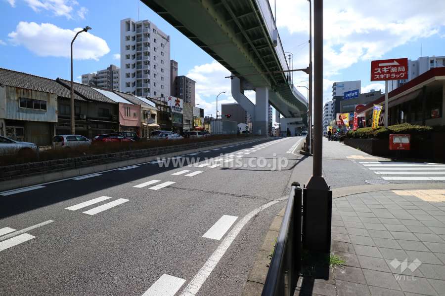 敷地東側の前面道路（北側から）