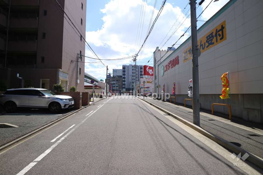 敷地西側の前面道路（北側から）