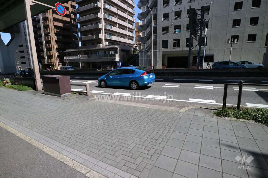 敷地内東側駐車場の出入り口