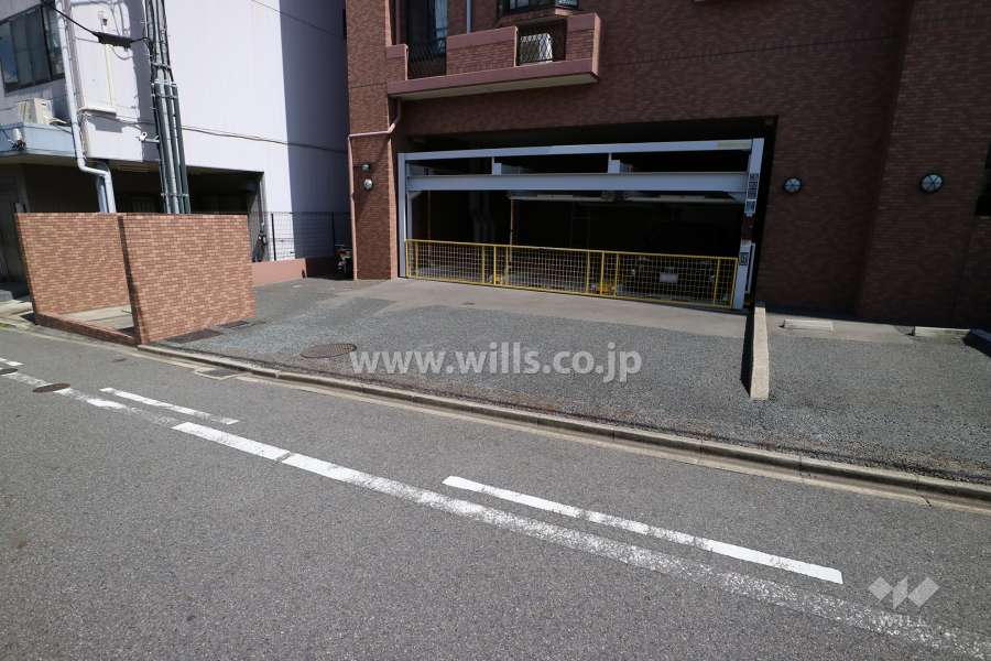 敷地内西側駐車場の出入り口