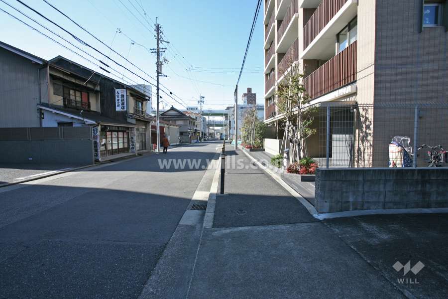 敷地南側の前面道路