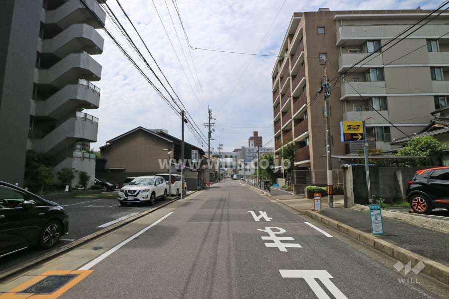 敷地北側の前面道路（東側から）