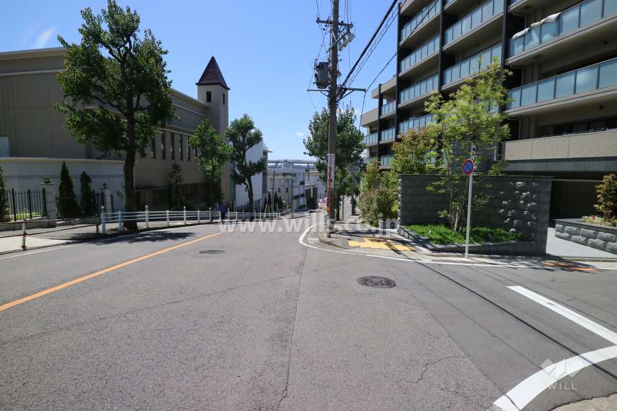 敷地の南側前面道路（東側から）