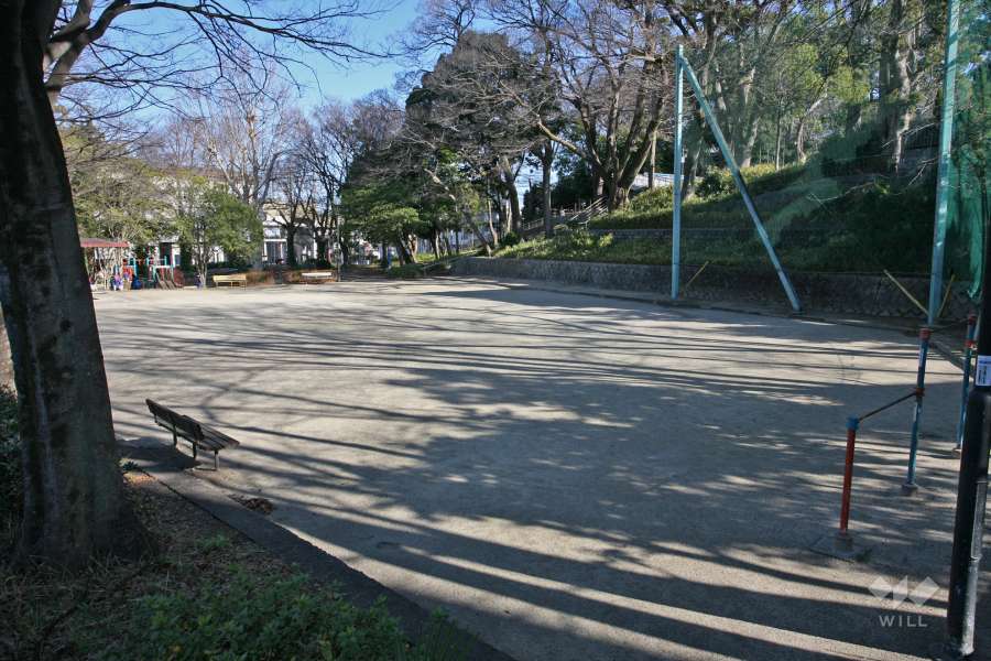 敷地北側は『尼ヶ坂公園』に面しています。