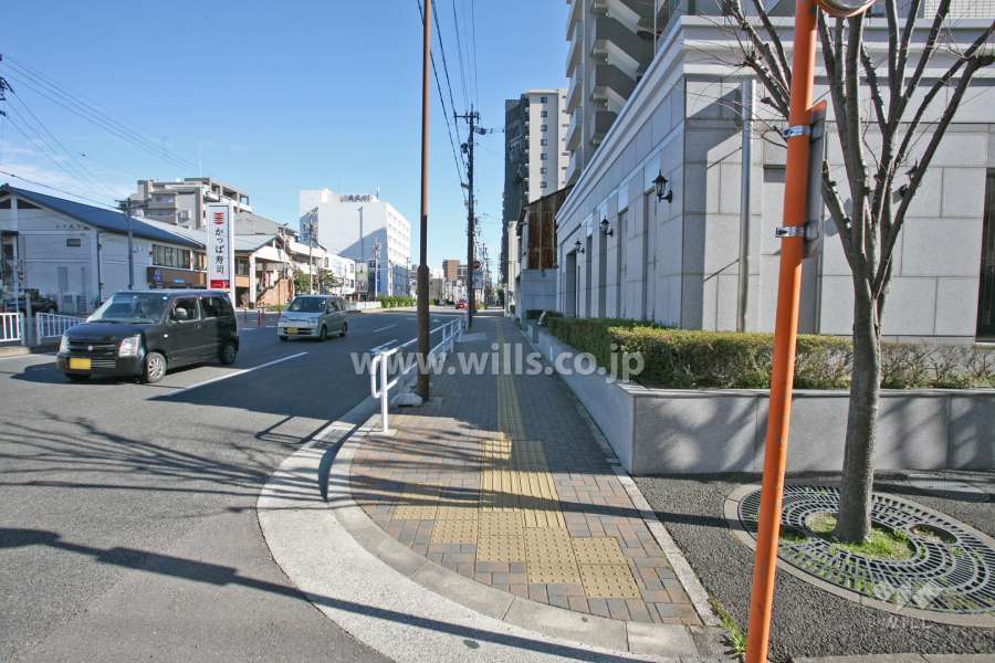 敷地北側は県道215号に面しています。