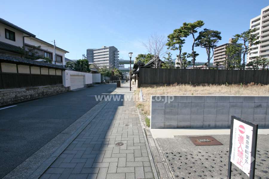 敷地南側の前面道路（東側から）