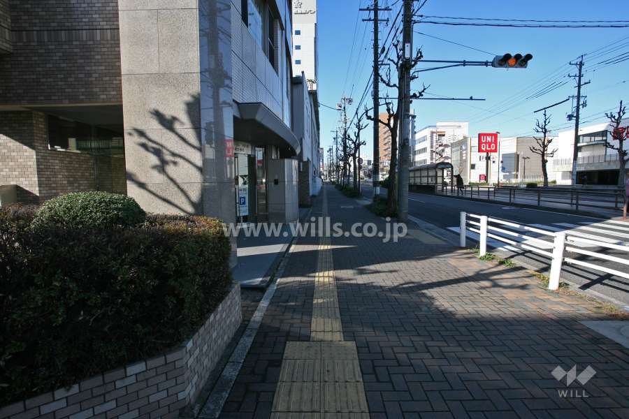 敷地北側は出来町通に面しています。