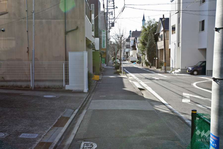 敷地西側の前面道路（北側から）