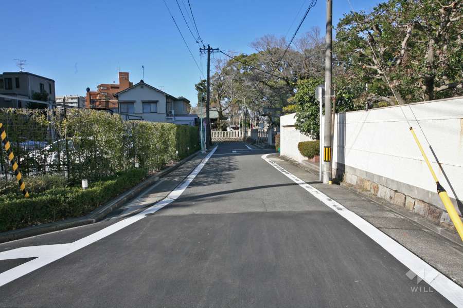 敷地北側の前面道路（東側から）