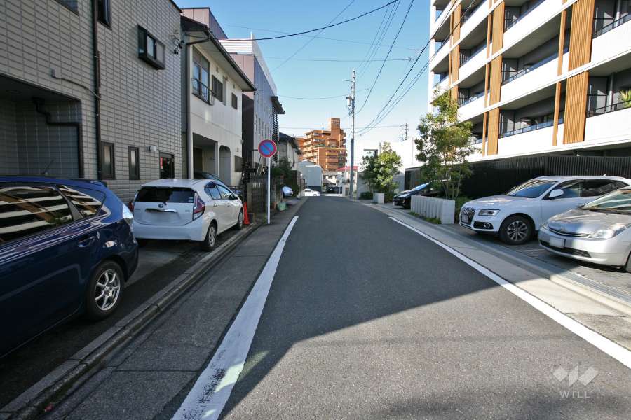 敷地南側の前面道路（東側から）