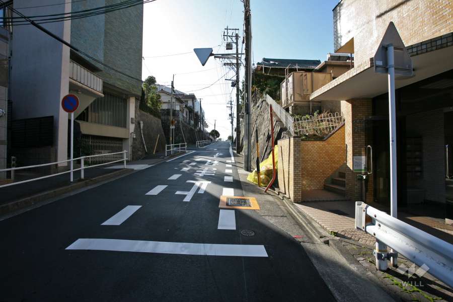 敷地東側の前面道路（北側から）