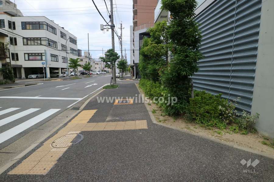 敷地南側の前面道路（東側から）