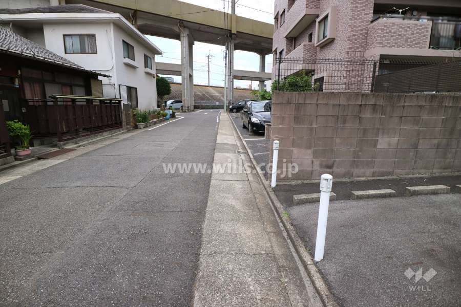 敷地の西側前面道路（南側から）
