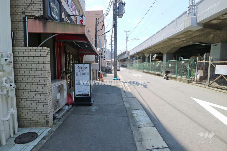 敷地西側の前面道路（北側から）