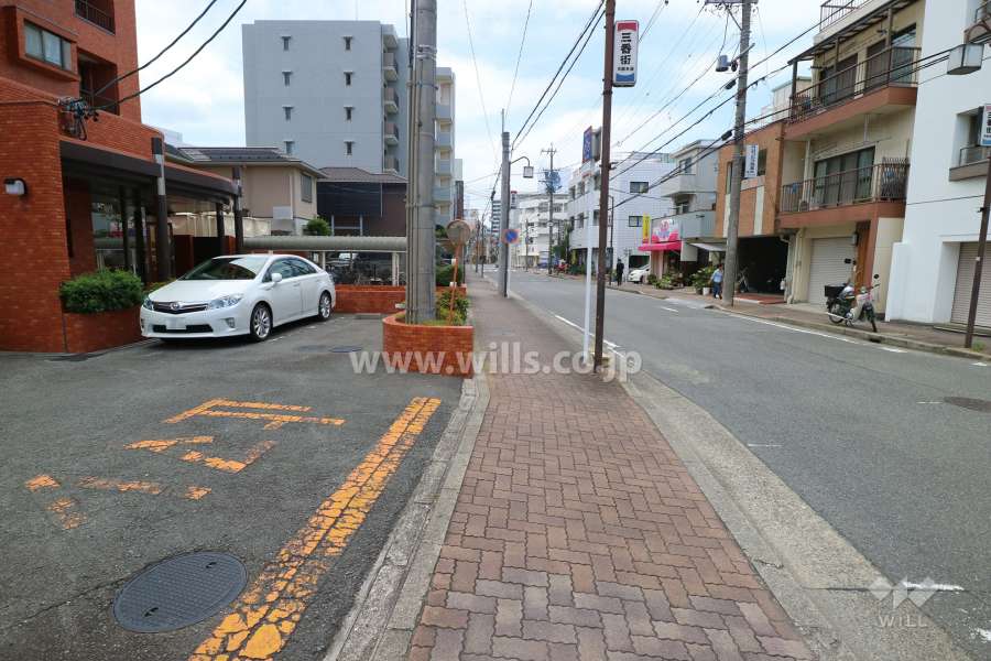 敷地の北側前面道路（東側から）