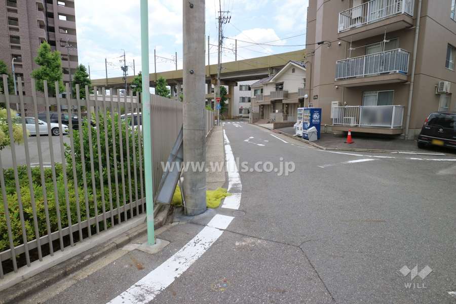 敷地北側の前面道路（東側から）