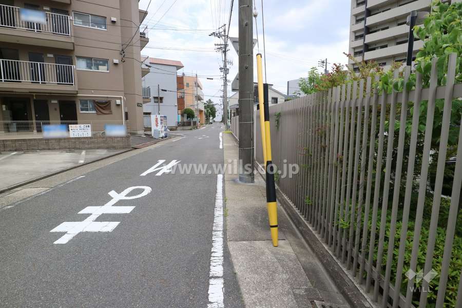 敷地北側の前面道路（西側から）