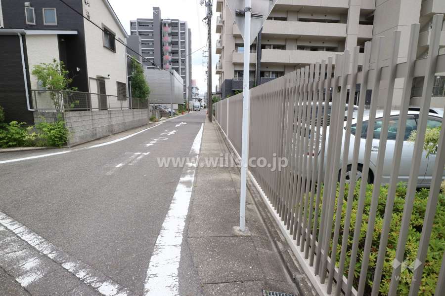 敷地東側の前面道路（北側から）