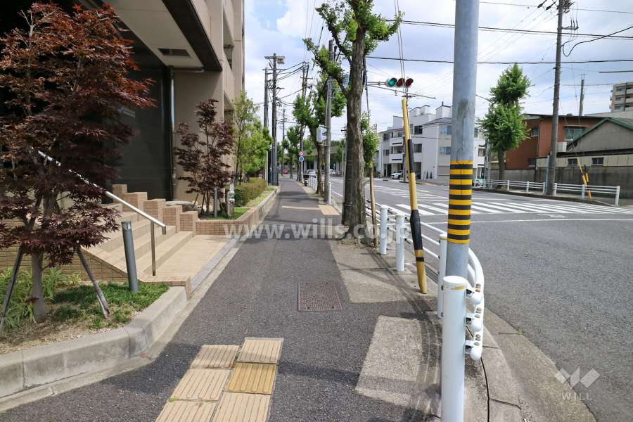 敷地南西側の前面道路（北西側から