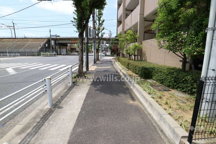 敷地南西側の前面道路（南東側から）