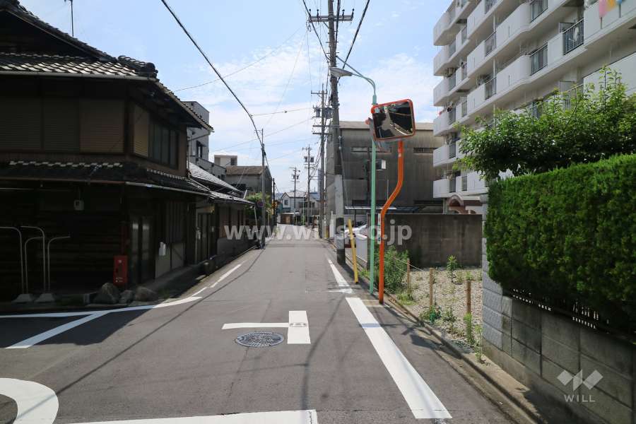 敷地の南側前面道路（東側から）