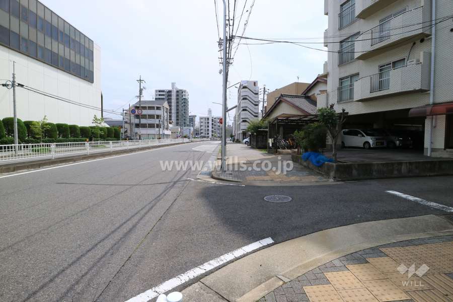 敷地東側の前面道路（北側から）