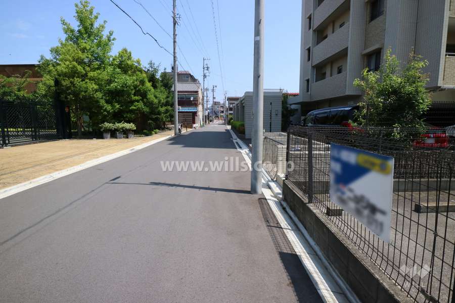 敷地の西側前面道路（南側から）