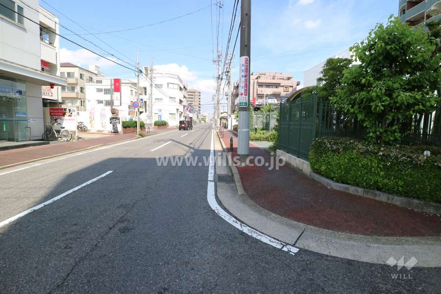 敷地北側の前面道路（西側から）