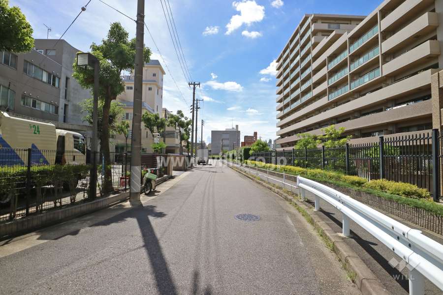 敷地南側の前面道路（東側から）