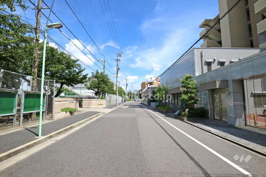 敷地北側の前面道路（東側から）