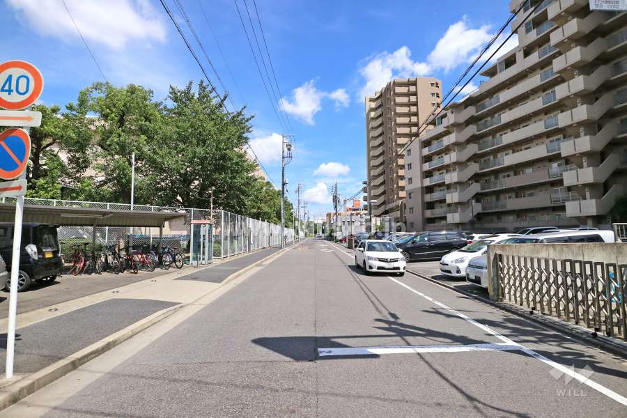 敷地北側の前面道路（西側から）
