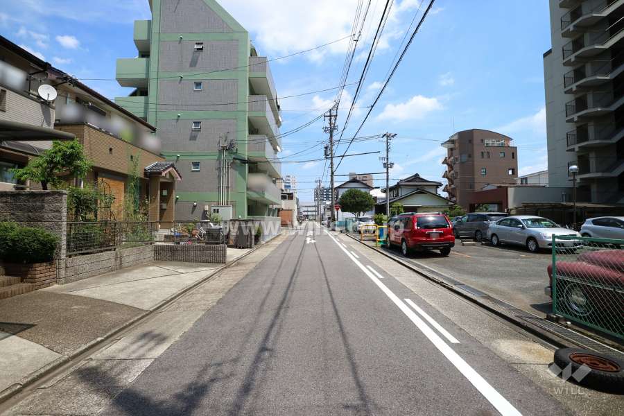 敷地北側の前面道路（西側から）