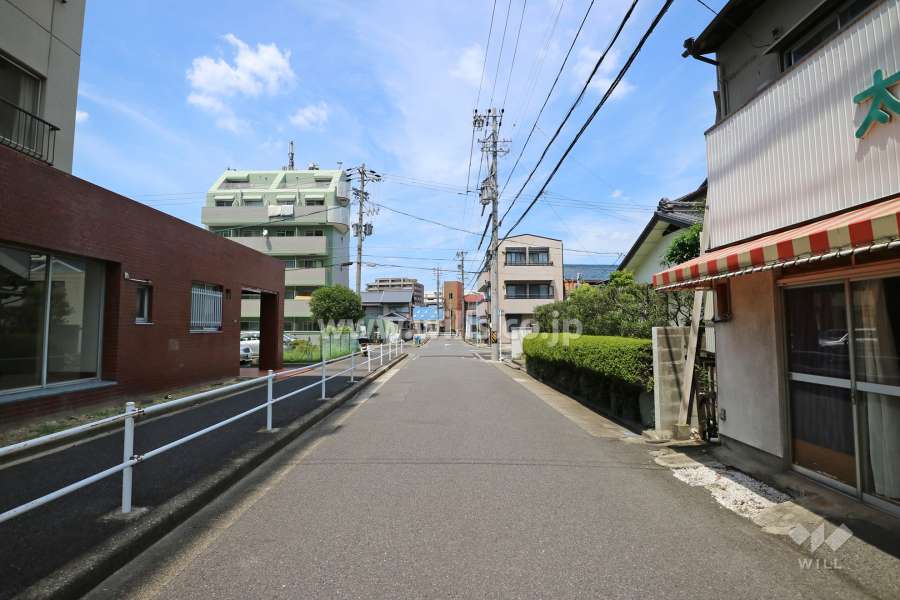 敷地東側の前面道路（南側から）