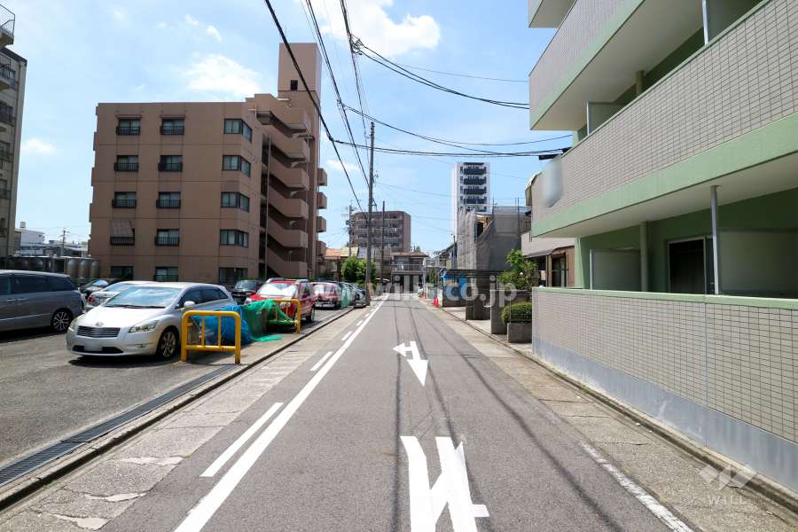敷地北側の前面道路（東側から）