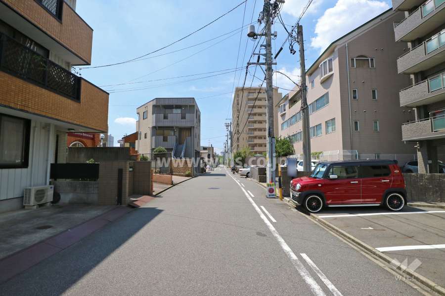 敷地南側の前面道路（東側から）