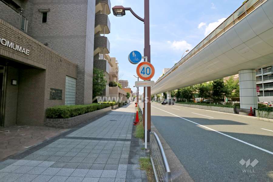敷地北側の前面道路（東側から） 