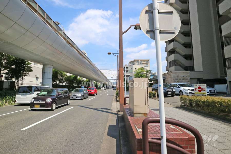 敷地北側の前面道路（西側から） 